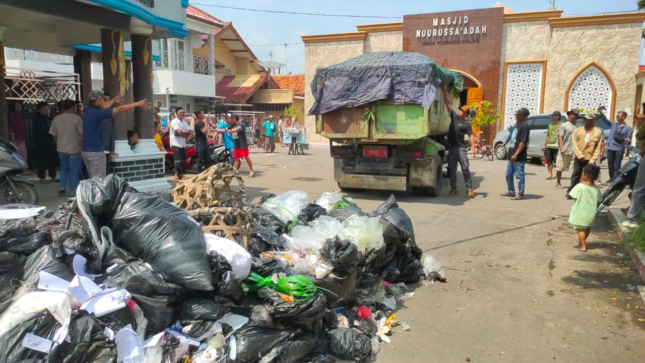 Warga Kubangdeleg Protes, Blokir Truk Sampah DLH di Balai Desa