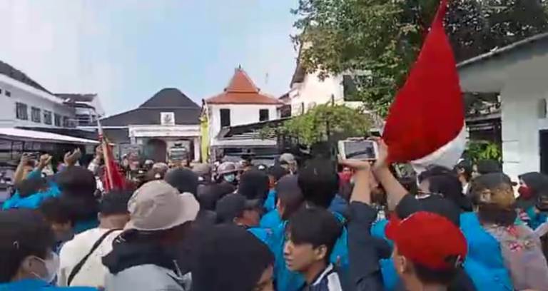   Demo Mahasiswa Cirebon Hampir Ricuh, Tolak Pasal Kontroversial 