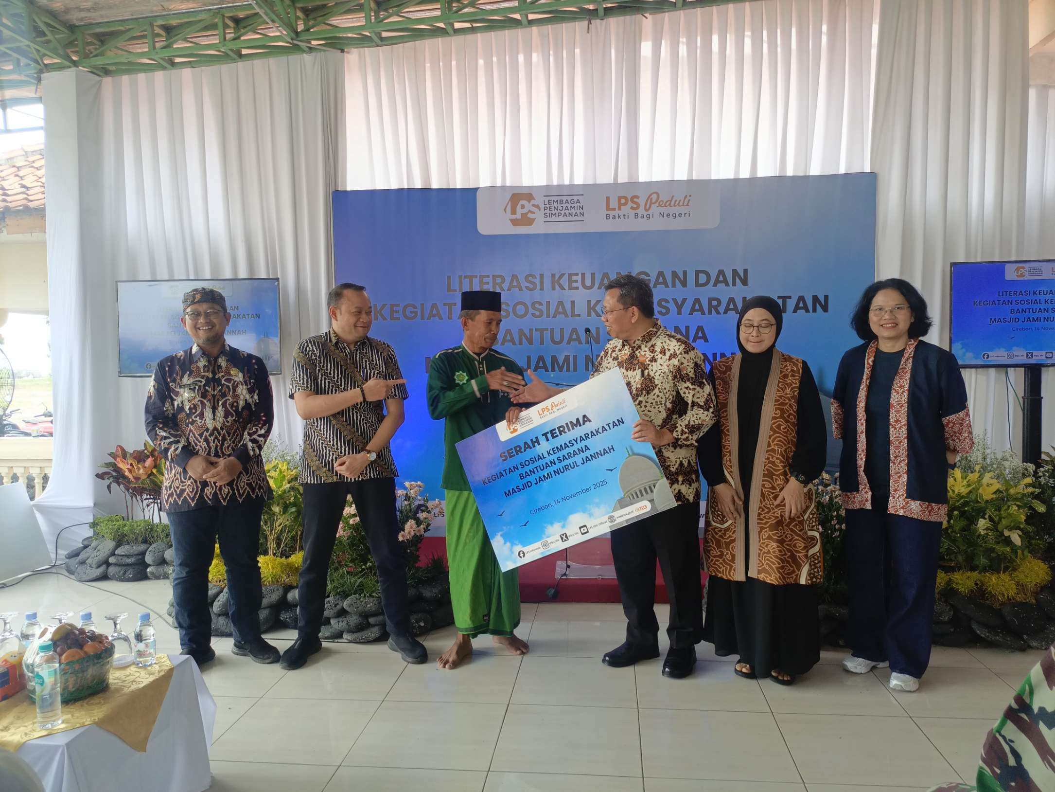 LPS Peduli Bakti Bagi Negeri Bantu Sarana Ibadah Masjid di Cirebon 