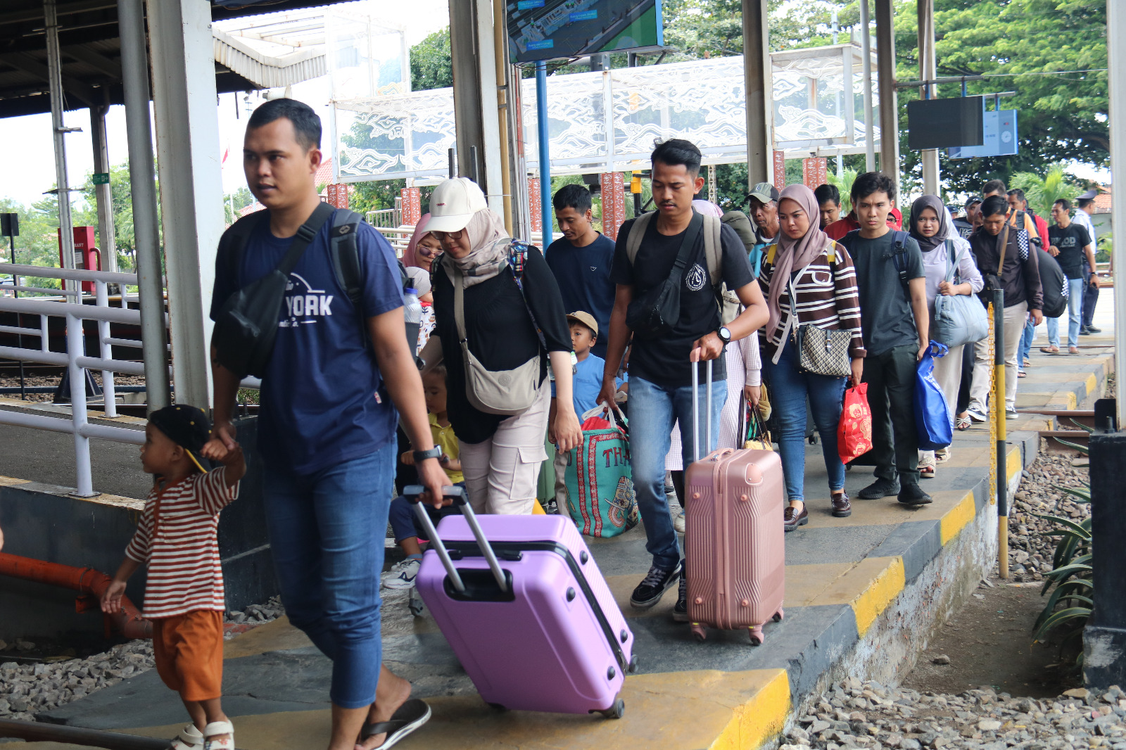 Lonjakan Penumpang KA di Cirebon Capai 19,6 Persen Selama Liburan, KAI Daop 3 Optimalkan Layanan