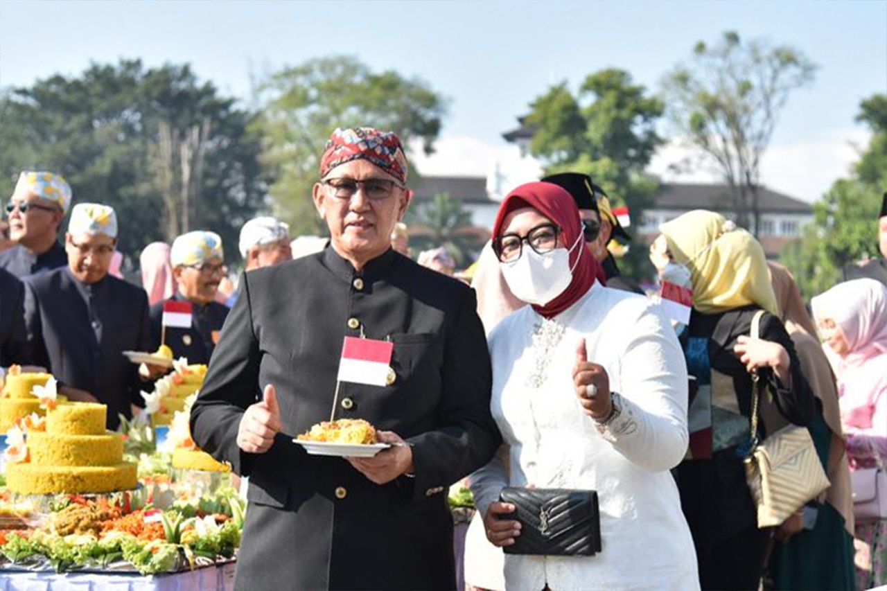 Pakai Baju Adat, Bupati dan Istri Hadiri HUT ke 77 Jawa Barat