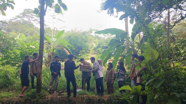 Pendampingan Prisma 3.0 Mahasiswa Poltek SCI Bersama Petani Lebah Trigona di Panambangan