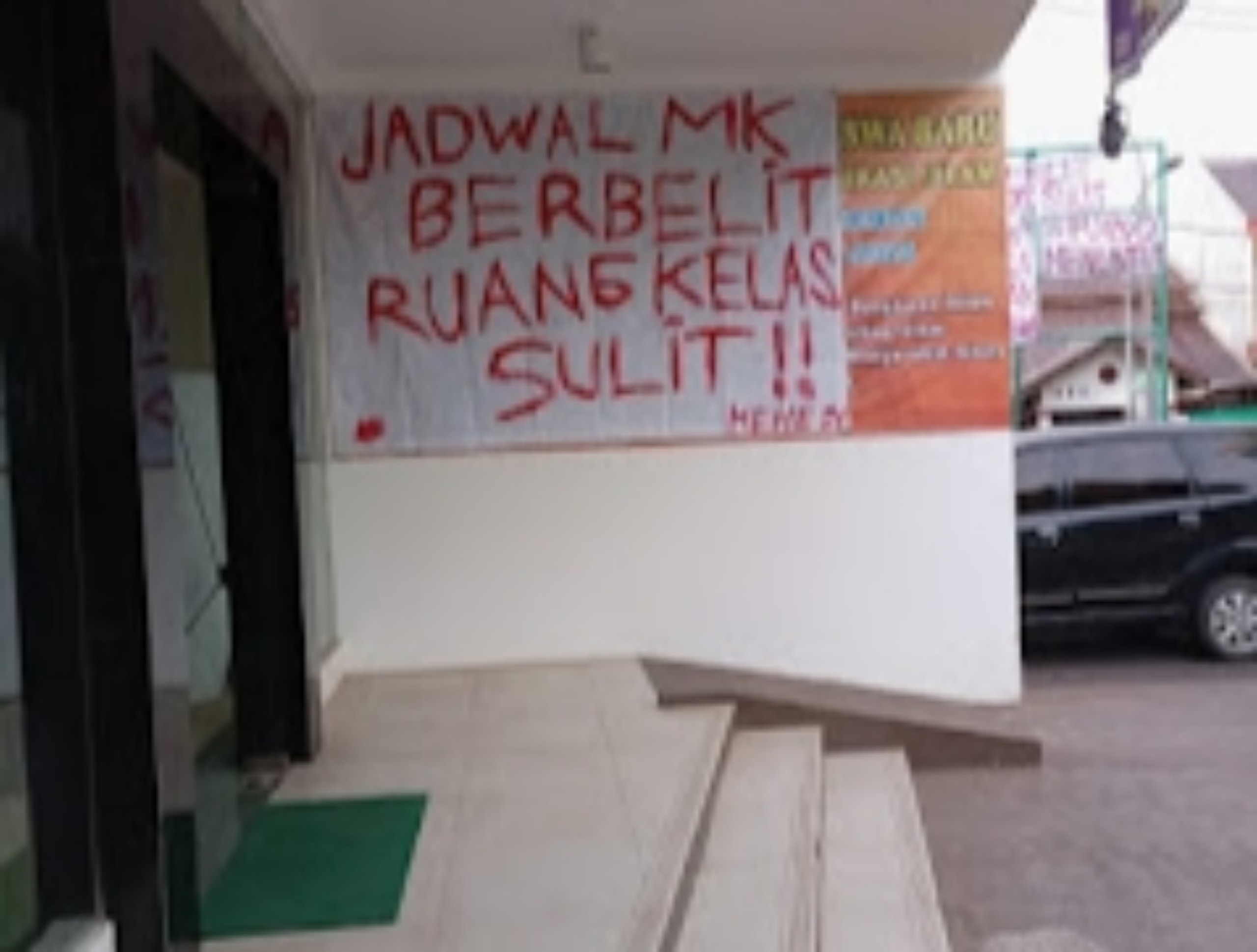 Mahasiswa IAIN Cirebon Pasang Spanduk Protes Buruknya Fasilitas Kampus