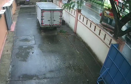 Bus Tabrak Motor di Jalan Samadikun Terekam CCTV, Duh Mengerikan!