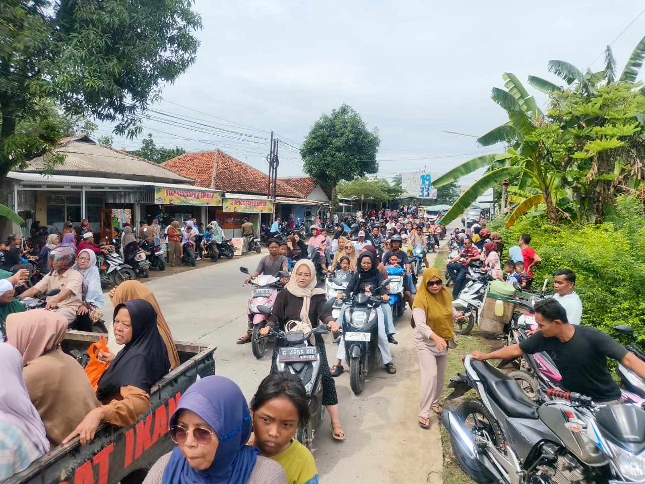 Ribuan Warga Cirebon Timur Padati Jalan Sambut Kepulangan Dede April