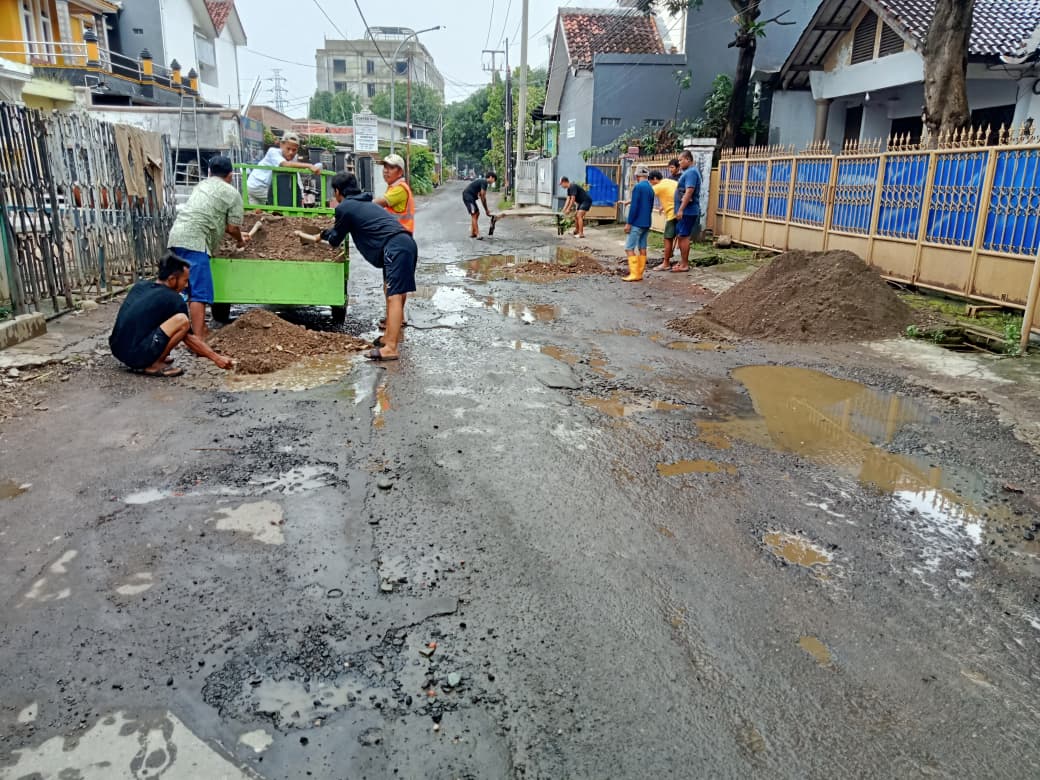 Lama Tunggu Pemda, Pemuda Sicalung Perbaiki Jalan dengan Swadaya