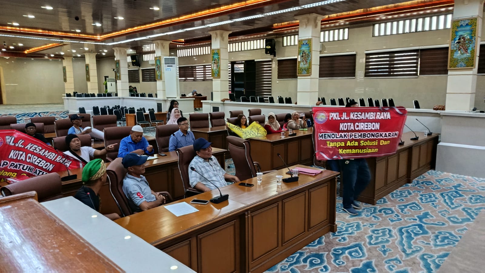 PKL Jalan Kesambi Serbu Gedung DPRD Kota Cirebon, Tuntut Solusi Sebelum Penertiban Dilakukan