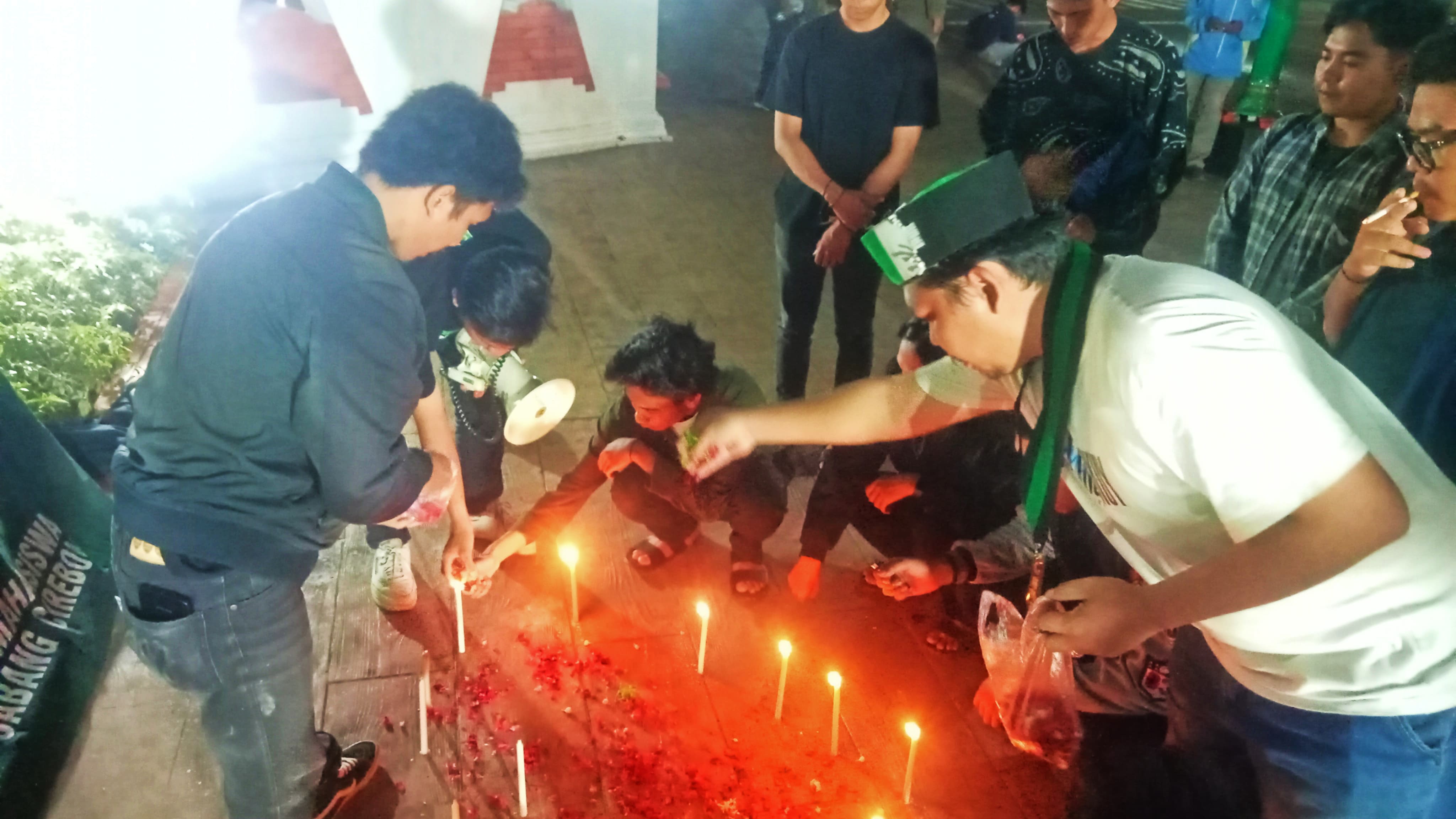 HMI Gelar Aksi Damai, Shalat Ghaib, Doa Bersama hingga Tabur Bunga di Depan Balaikota