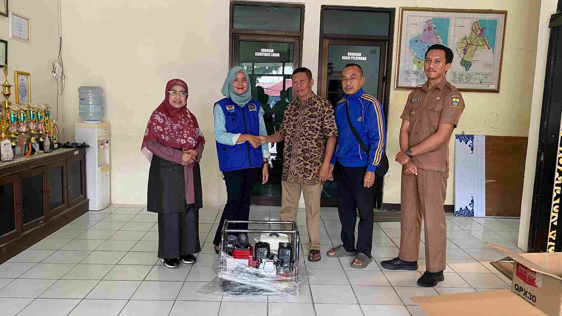 Endah Serahkan Titipan Bantuan Pompa Air dari Kang Hero untuk Warga Drajat