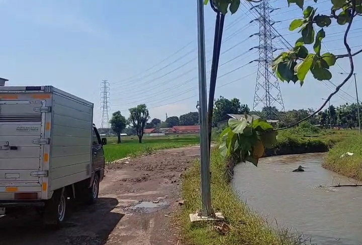 Akses ke Makam Mbah Kuwu Sangkan Rusak Parah