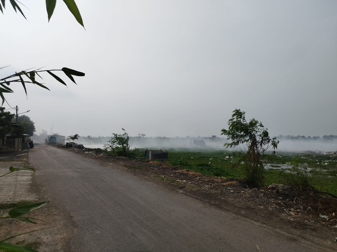 Pemkab Cirebon Biarkan  TPS  di Depan Perumahan, Warga Sesak Nafas karena Bau dan Kepulan Asap Pembakaran  