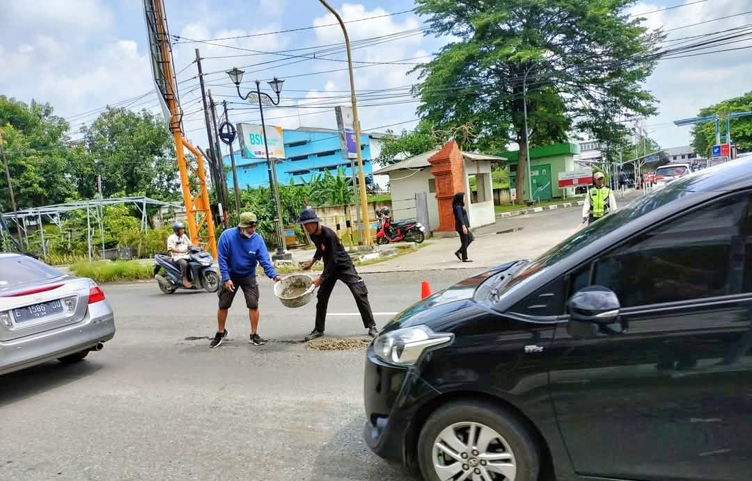 Aksi Nyata Relawan, Tambal Jalan Berlubang Cegah Kecelakaan