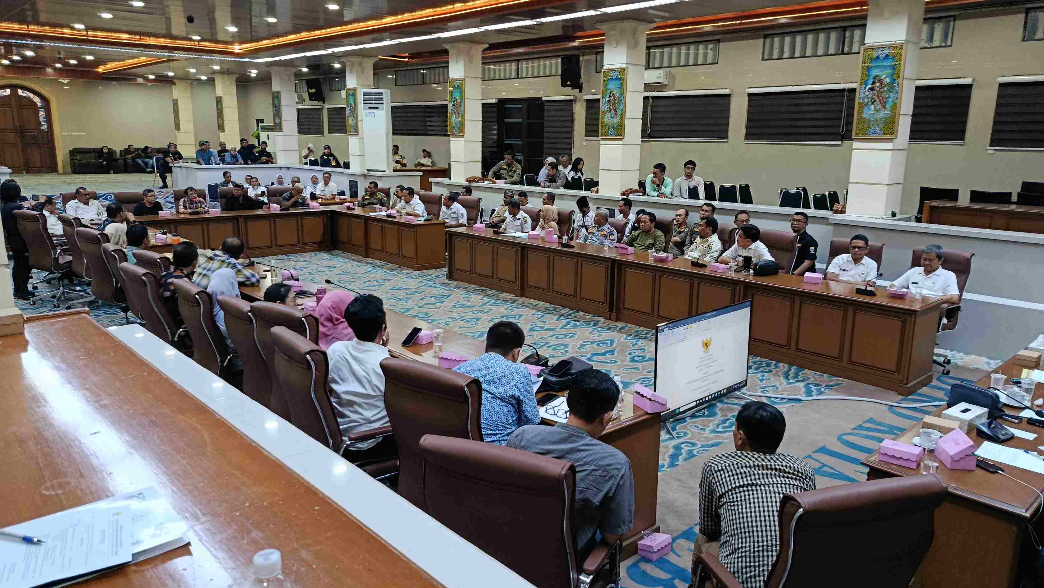 Datangi Gedung DPRD, Pedagang Sukalila Selatan Minta Kejelasan Relokasi