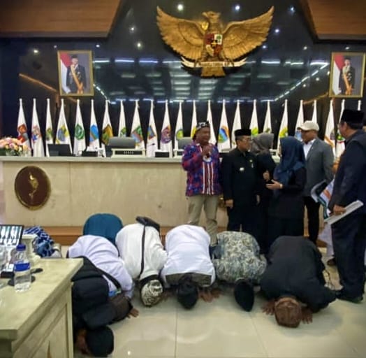 Tok ! Pemekaran Kabupaten Cirebon Timur Disetujui DPRD Jabar, Pegiat Langsung Sujud Syukur