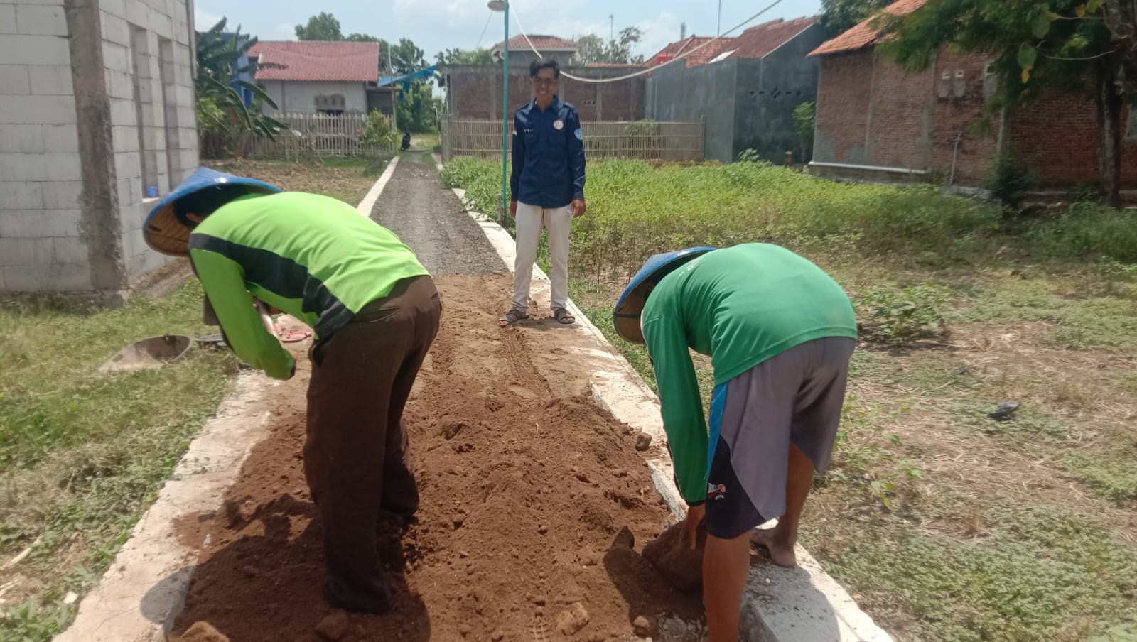 Peningkatan Jalan Desa Cisaat Kecamatan Waled Bikin Antusias Warganya