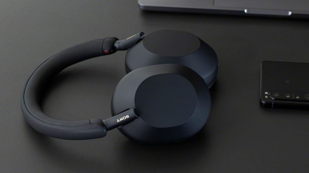 Sony WH-1000XM6 vs Shure MV7+: Mana Gadget AI Penjernih Suara Terbaik untuk Rapat Anda?