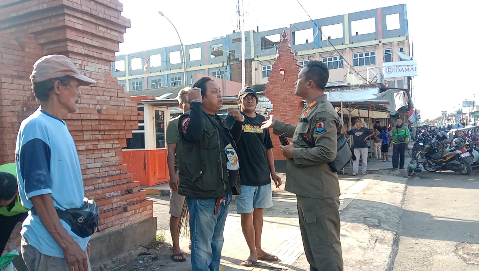 Tertibkan PKL, Satpol PP Diteriaki Pedagang: Jangan Tebang Pilih!