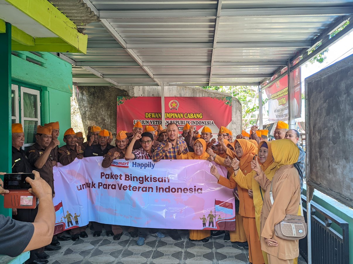 Alfamart dan Happily Salurkan Bantuan Paket Sembako untuk Veteran di 10 Kota