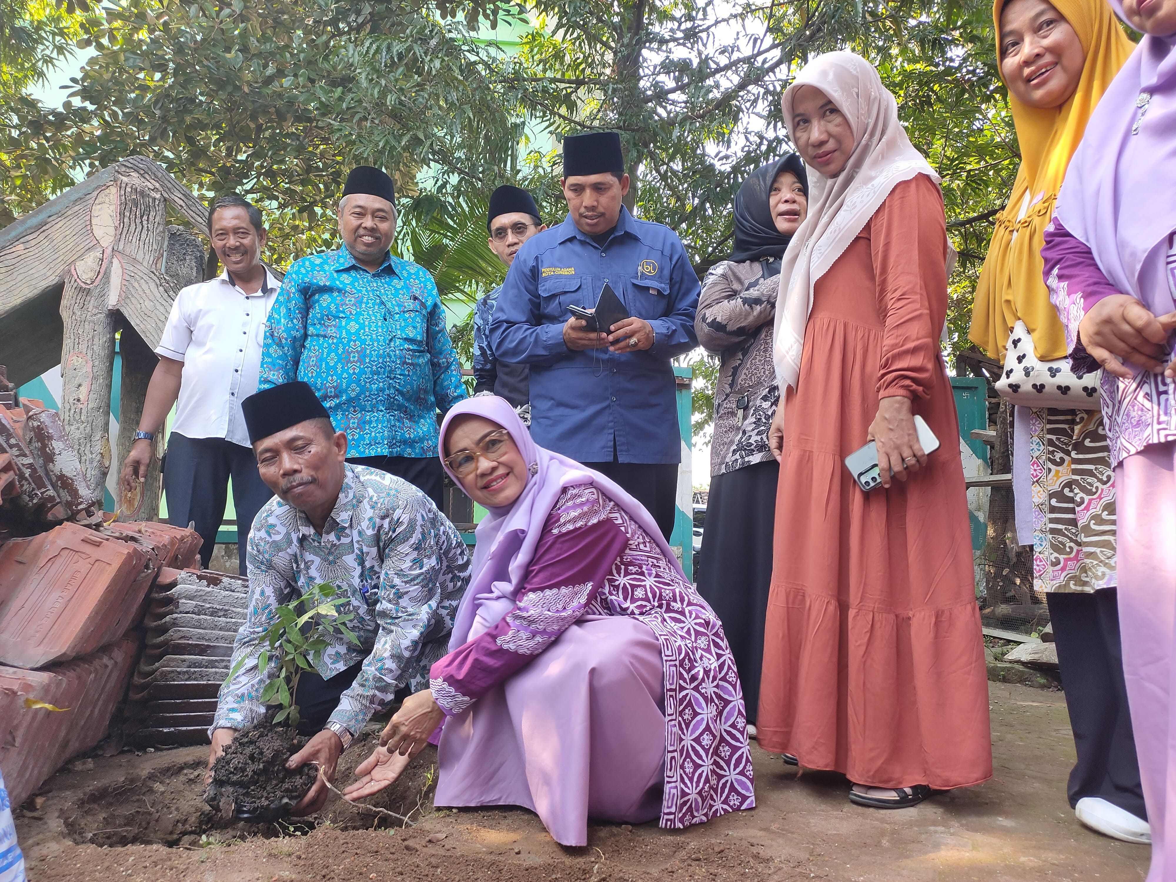 Kemenag Tanam Pohon di DTA Al-Muttaqin Kayuwalang