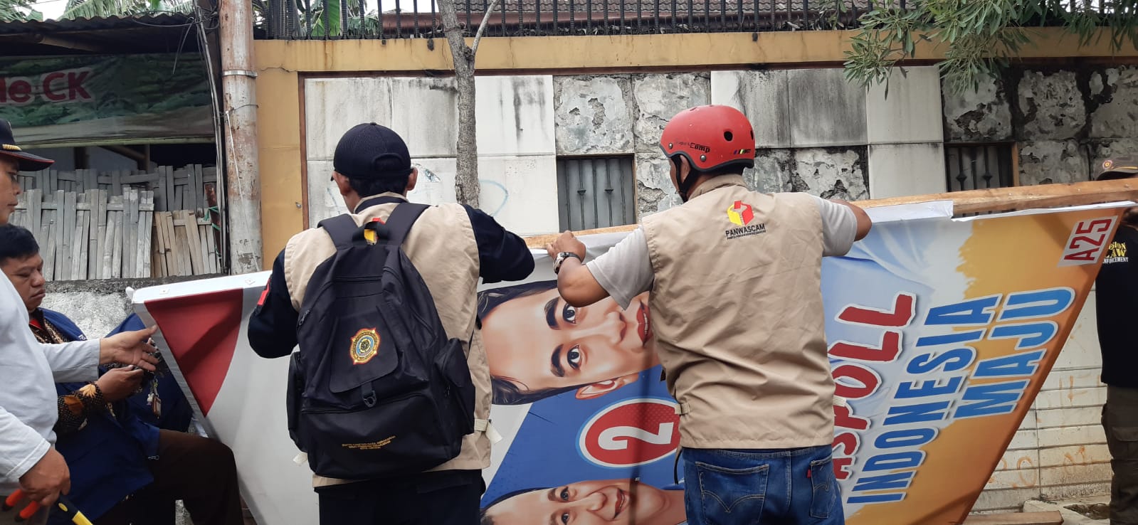 Harus Tetap Steril Selama Kampanye, Panwascam Tertibkan 25 APK di Jalan Siliwangi