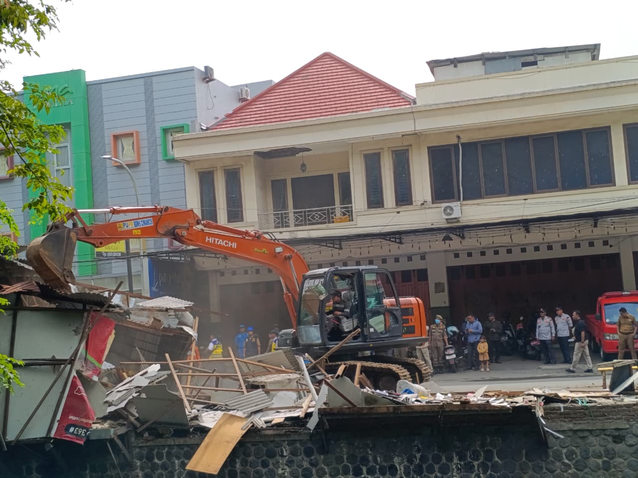 350 Personel Diturunkan oleh Walikota Cirebon, Pembongkaran Bangli di Sukalila Mulai Dilakukan