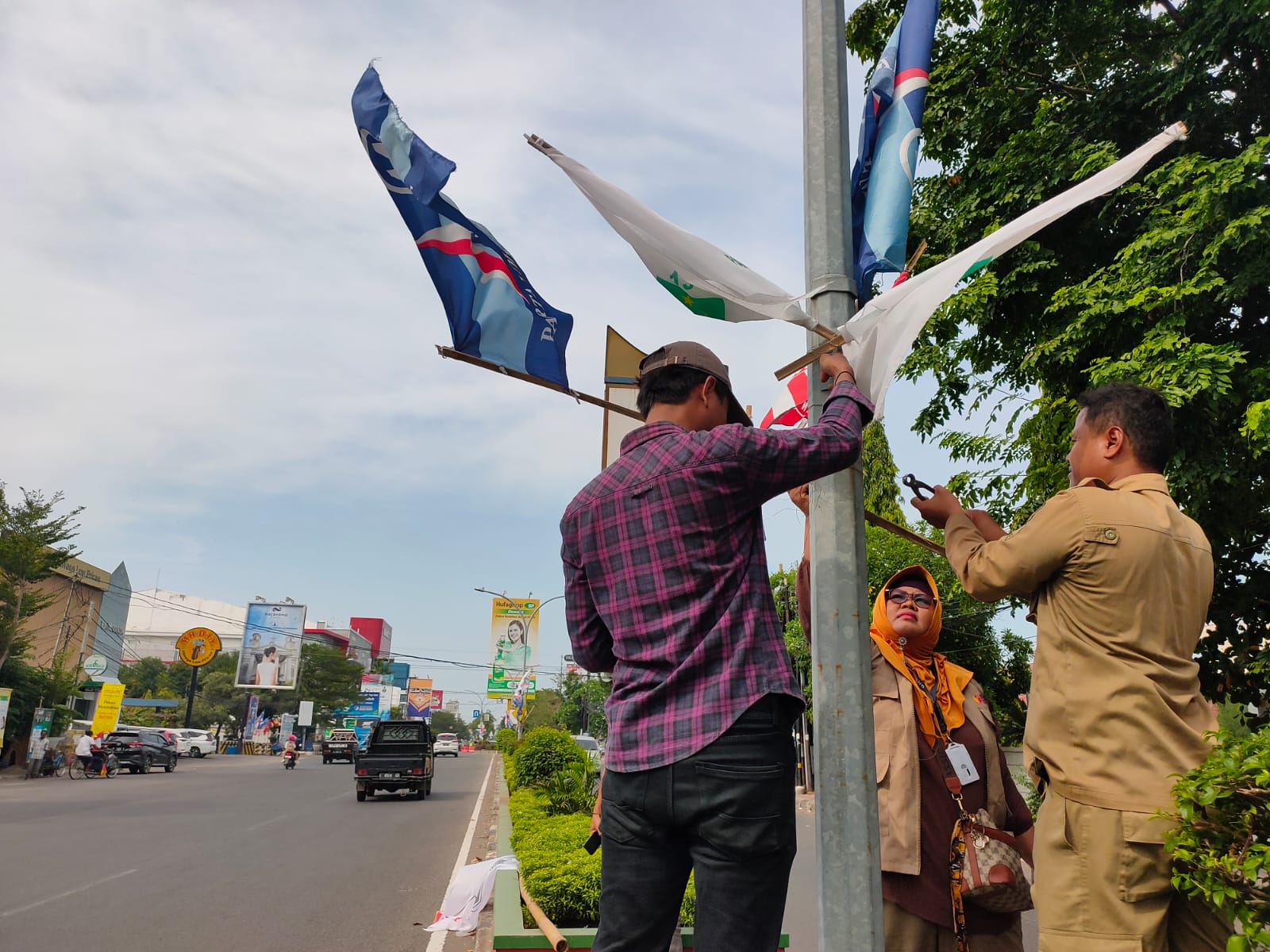 Jadi Etalase Peserta Pemilu, APK di Jalan Cipto Kota Cirebon Dibersihkan