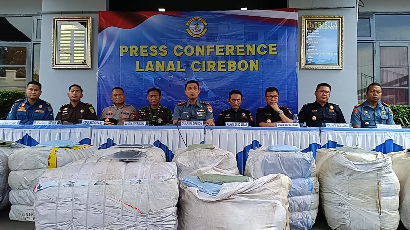 TNI AL Cirebon Berhasil Menggagalkan Penyelundupan Ribuan Pakaian Olahraga