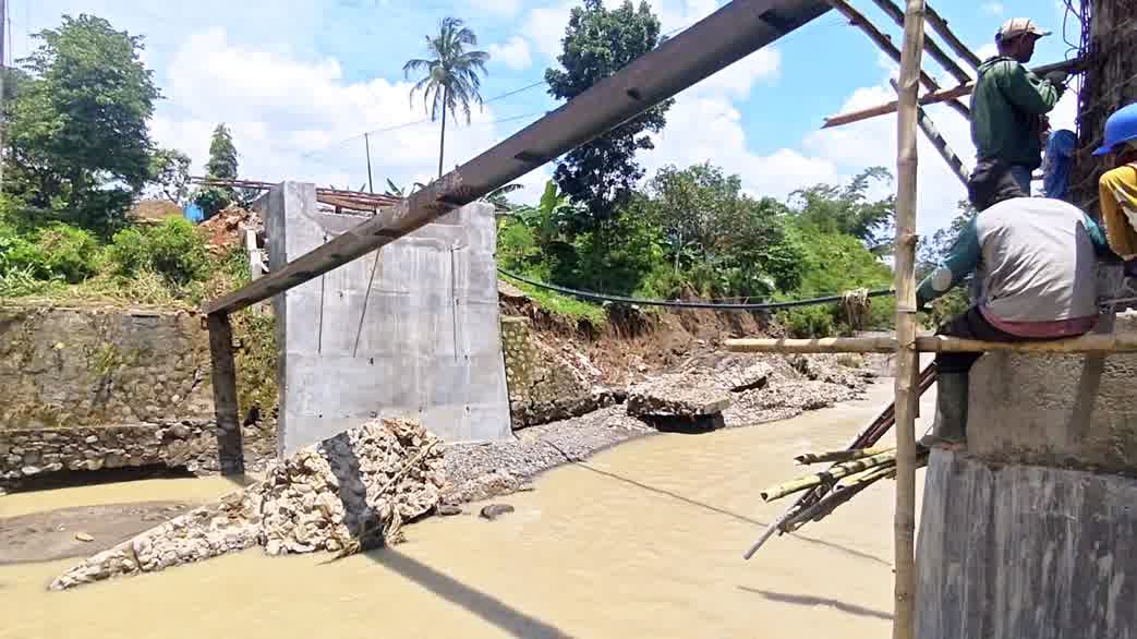 Terseret Arus Cipedak 3 Gelagar Baja Jembatan Cijemit Ditemukan, DPUTR Kerahkan Alat Berat 