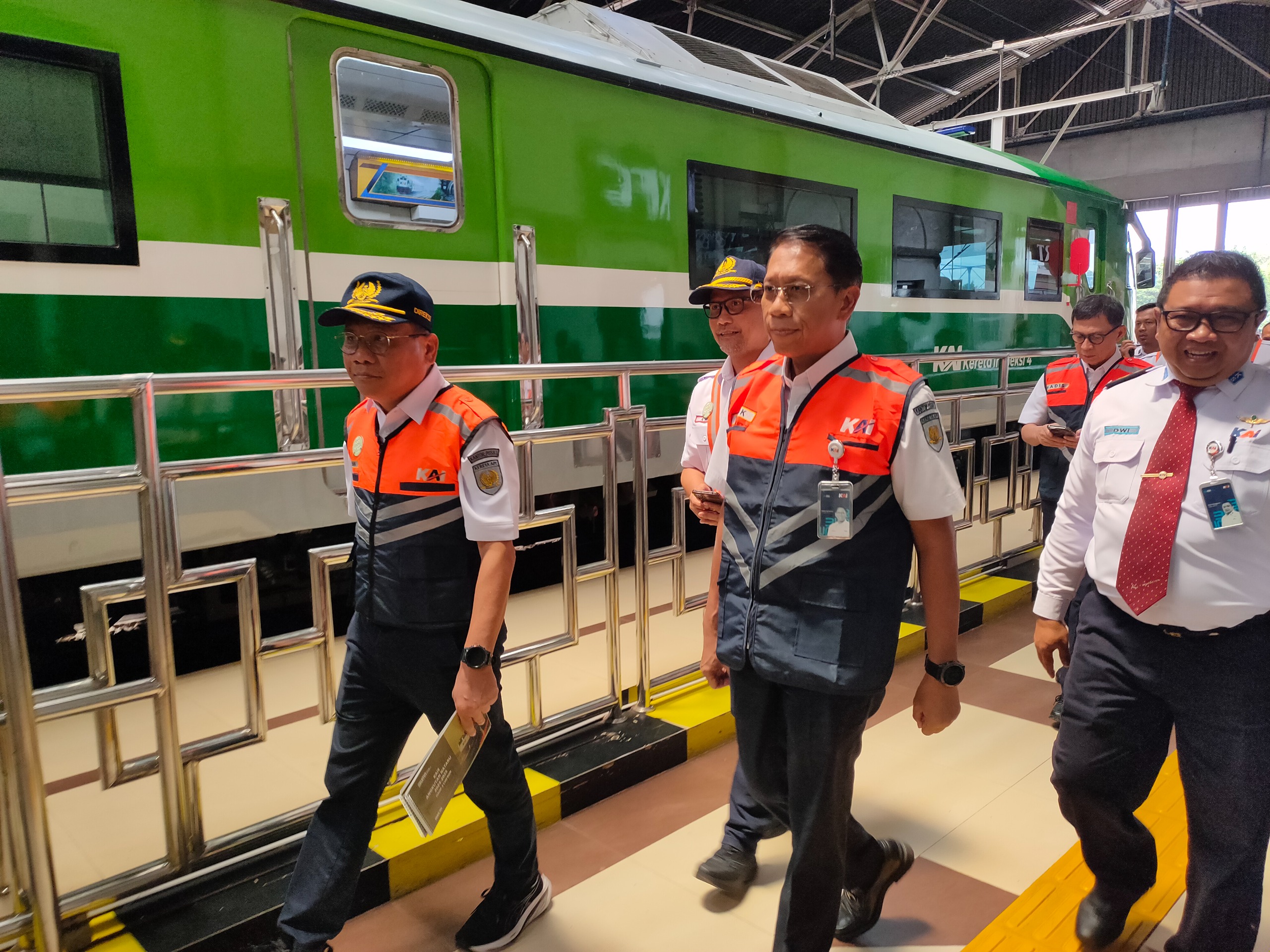 Dirut PT Kereta Api Indonesia Inspeksi ke Daop 3 Cirebon Pastikan Kesiapan Jelang Momen Libur Natal dan Tahun 