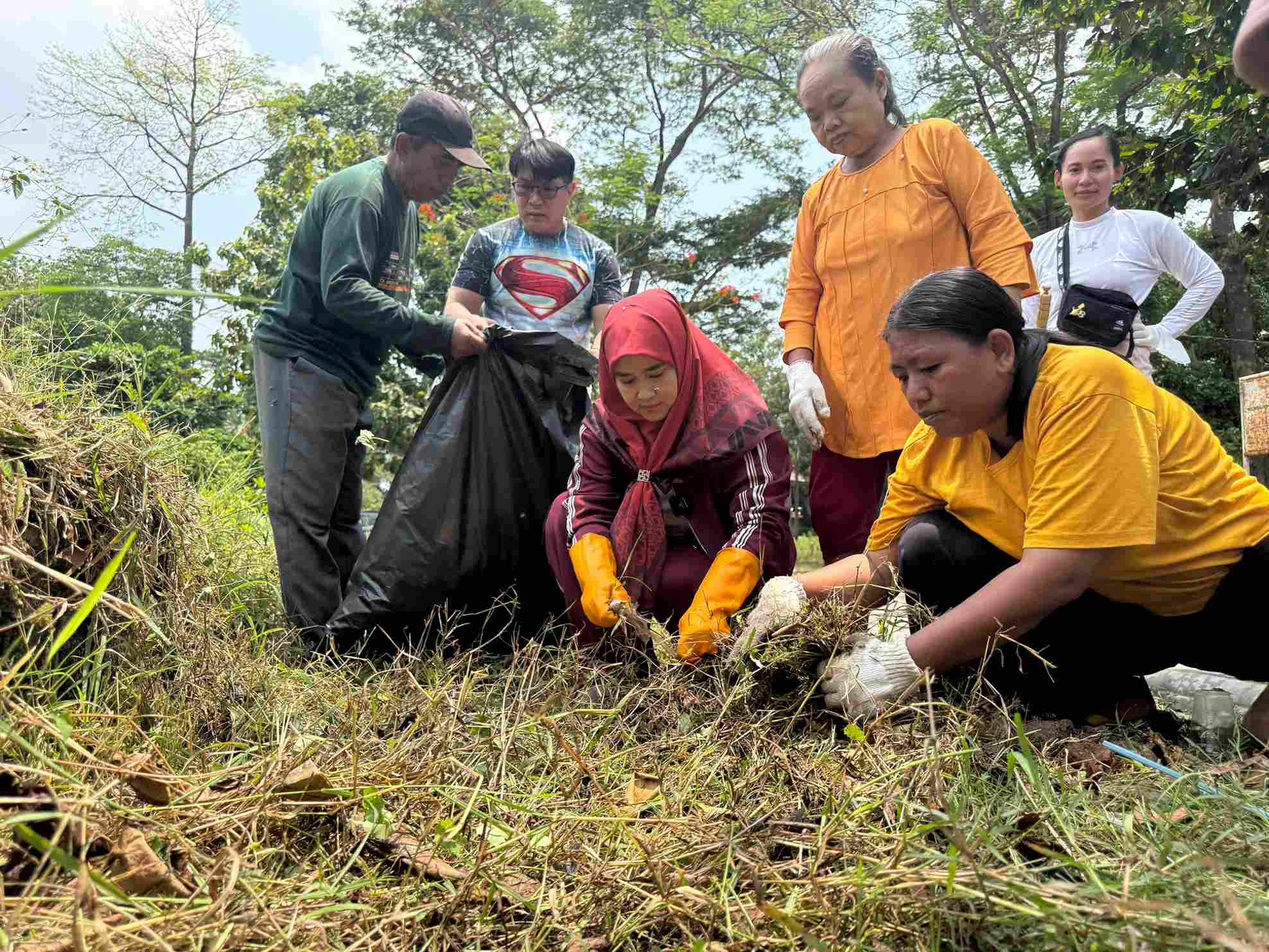 Siti Farida Turun Kerja Bakti Bareng Warga RW 03 Kalijaga