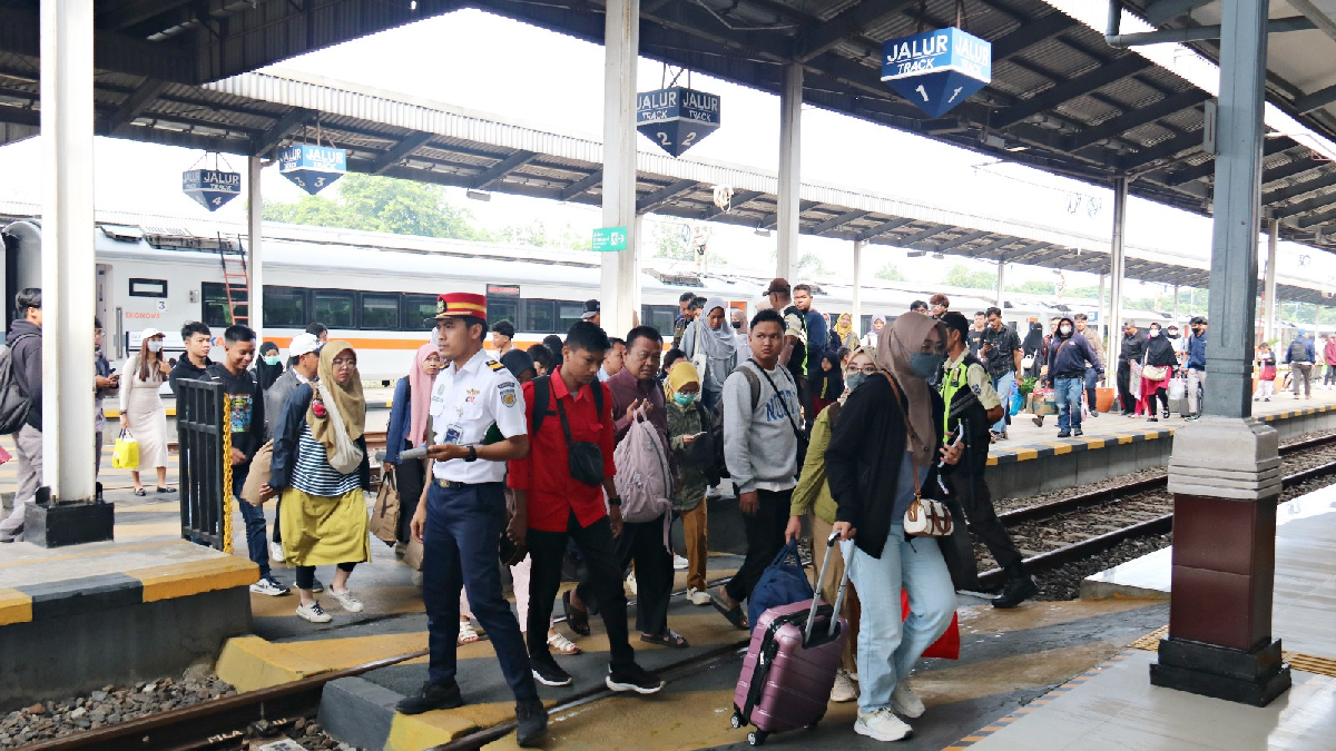 Penumpang Kereta Api di Cirebon Tembus 194 Ribu, PT KAI Daop 3 Cirebon: Pasti Terus Bertambah