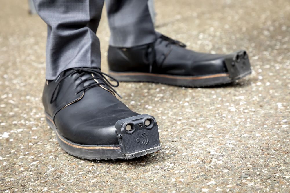 Smart Shoes untuk Disabilitas dengan Fitur Auto-Lacing dan Navigasi Haptic