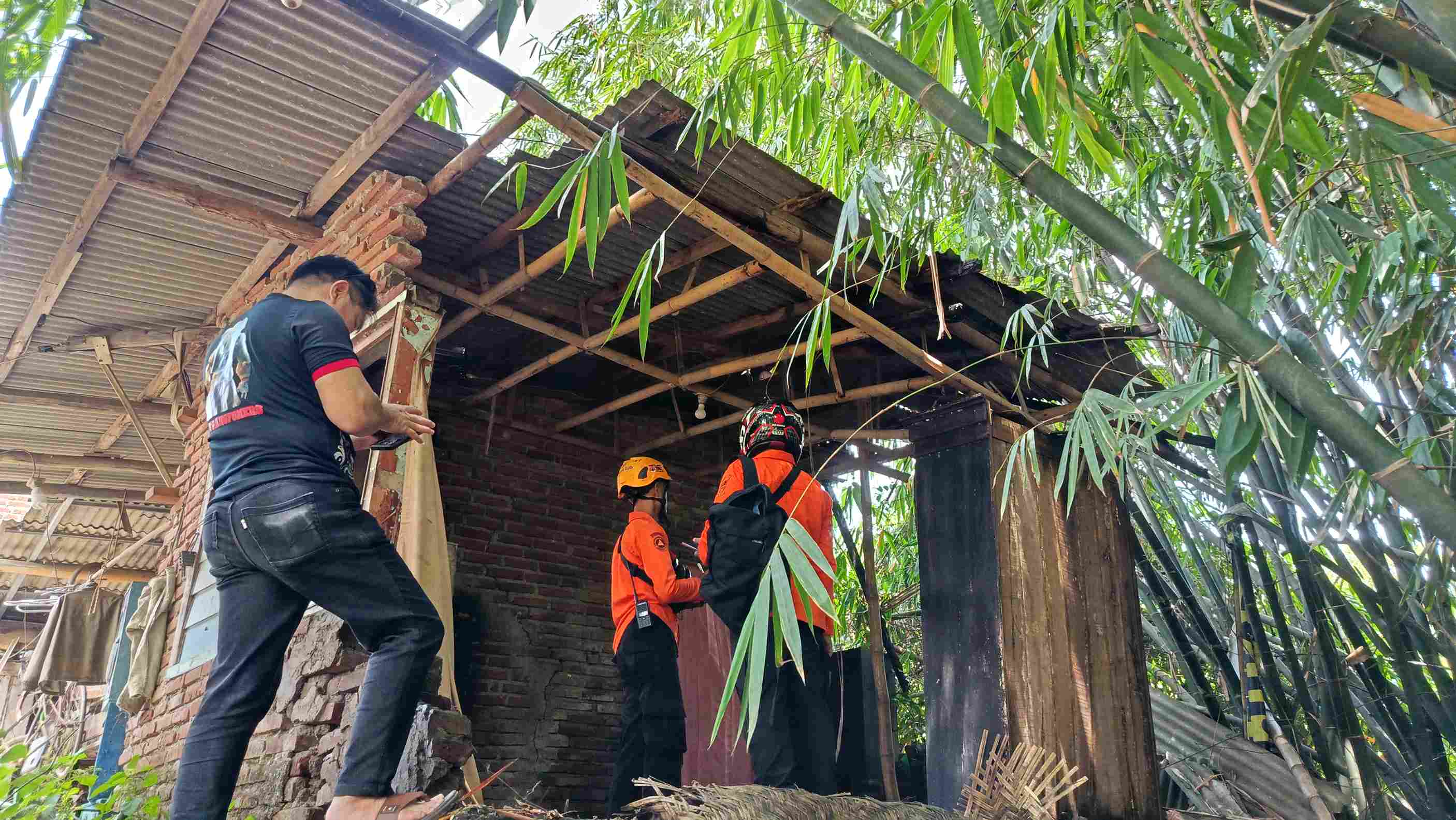 Akibat Hujan, 3 Rumah di Kalijaga Ambruk dalam Satu Malam
