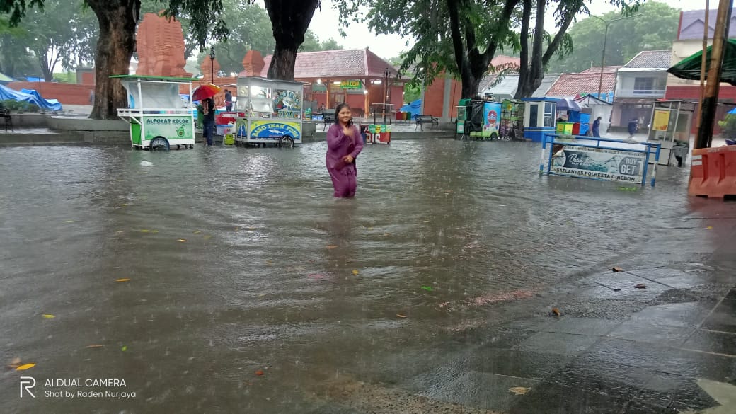 Hujan Angin Landa Cirebon, Alun-alun Kasepuhan Banjir, Pohon Tumbang di Krucuk, Hati-hati