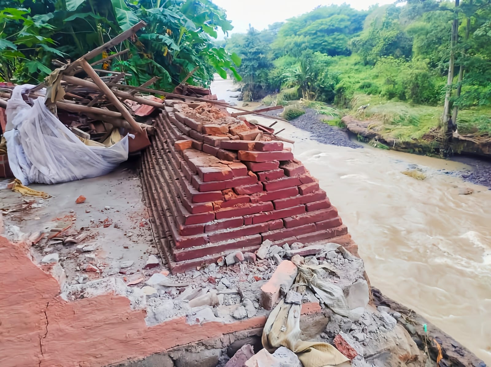 Banjir Rusak Makam Kuno di Kompleks Pangeran Pasarean