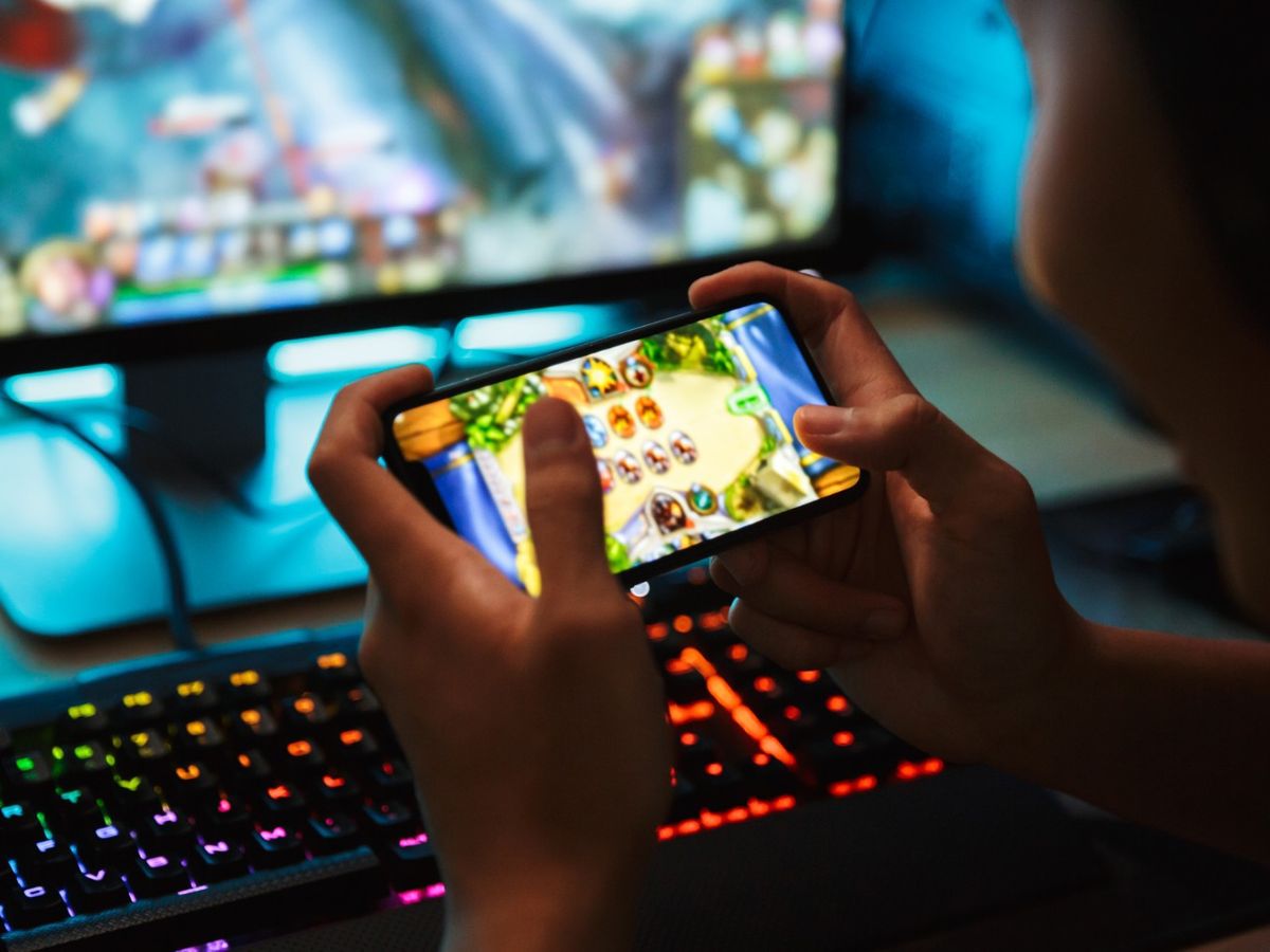 PC vs Mobile: Mengapa Game Lintas-Platform (Cross-Platform) Jadi Raja Baru Pasar Gaming Indonesia