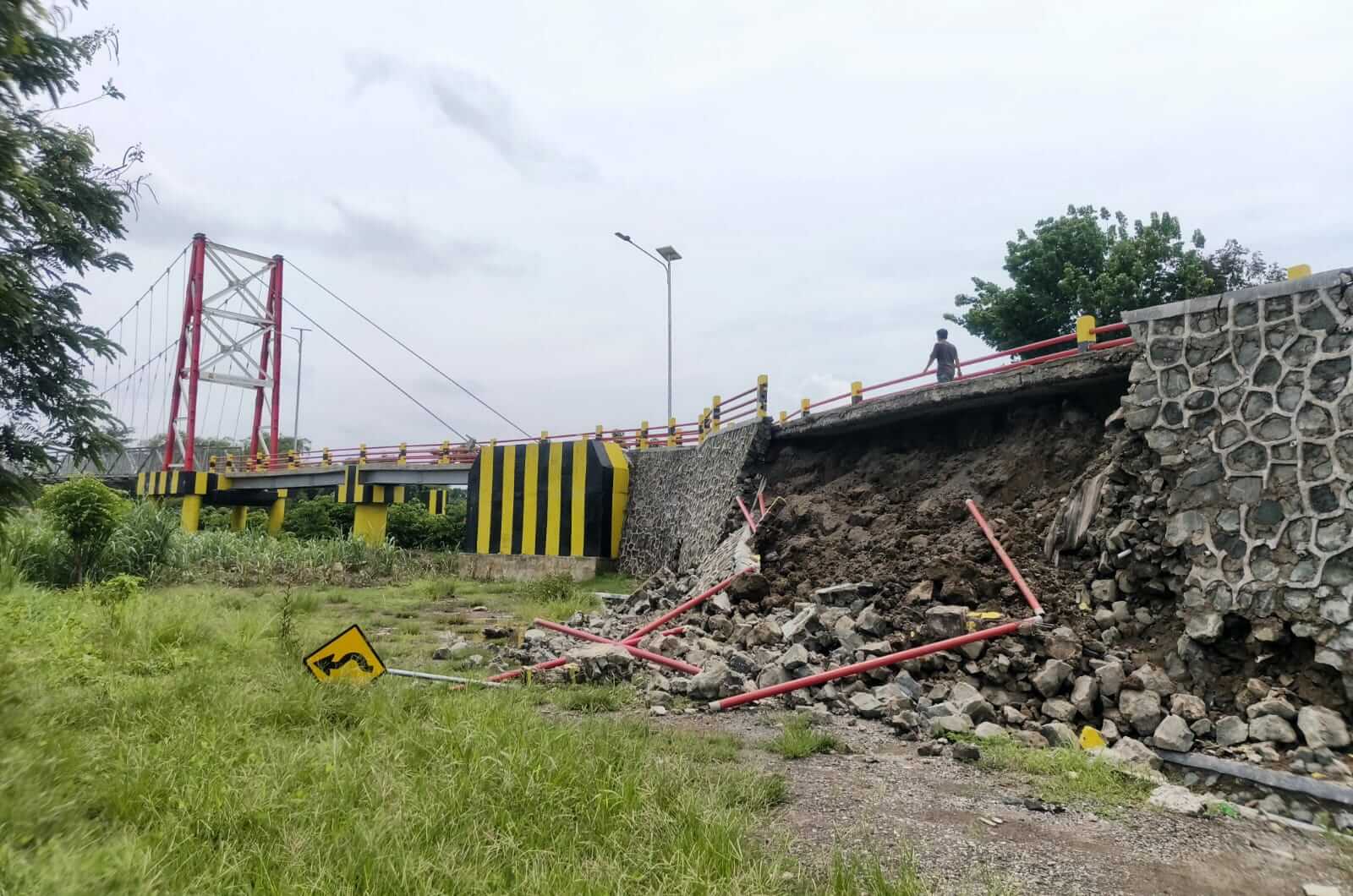 Parah! Baru 3 Bulan Diresmikan Jembatan Gantung Babakan Losari Ambrol