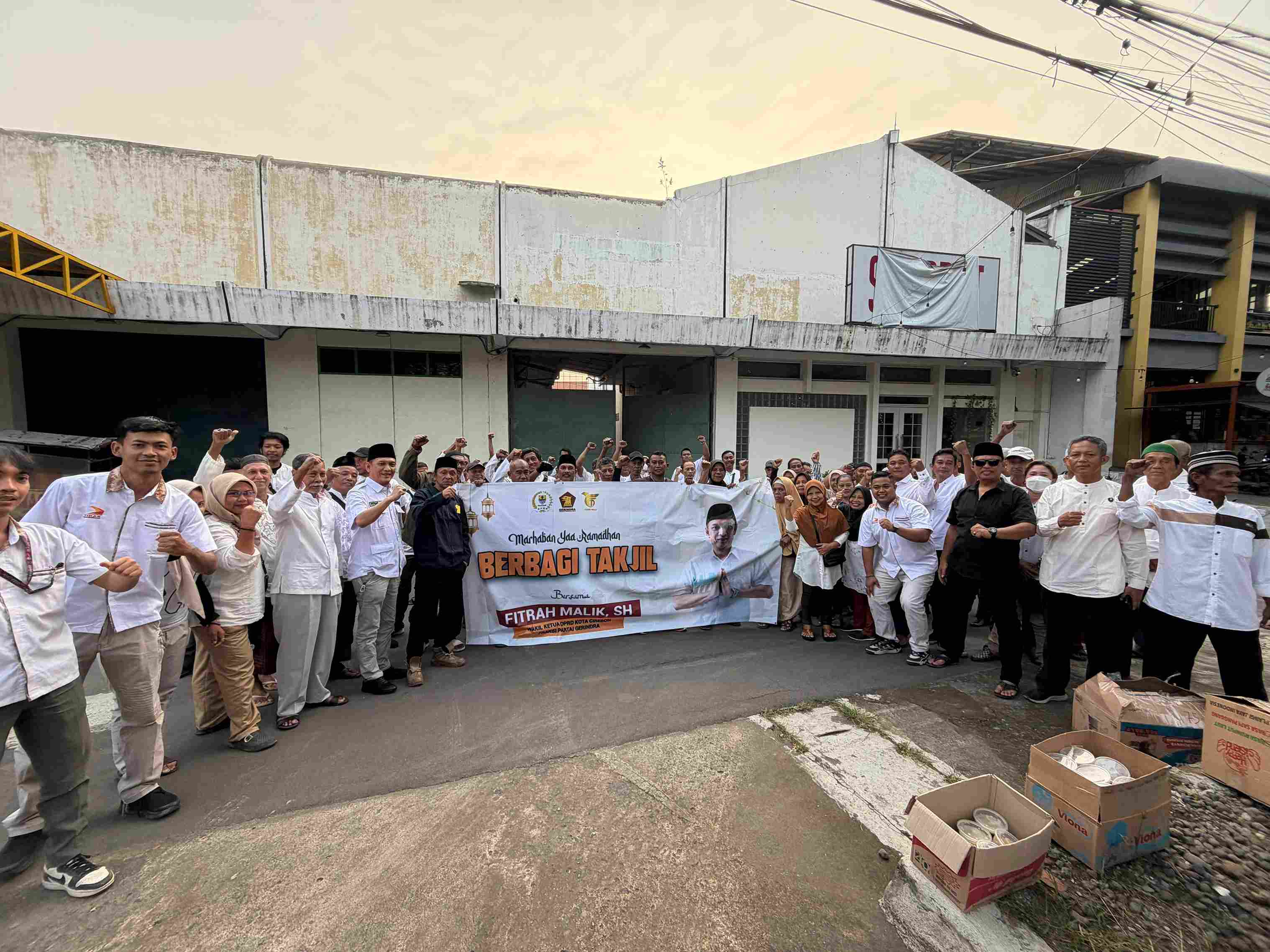 Fitrah Malik Berbagi Takjil untuk Ratusan Warga