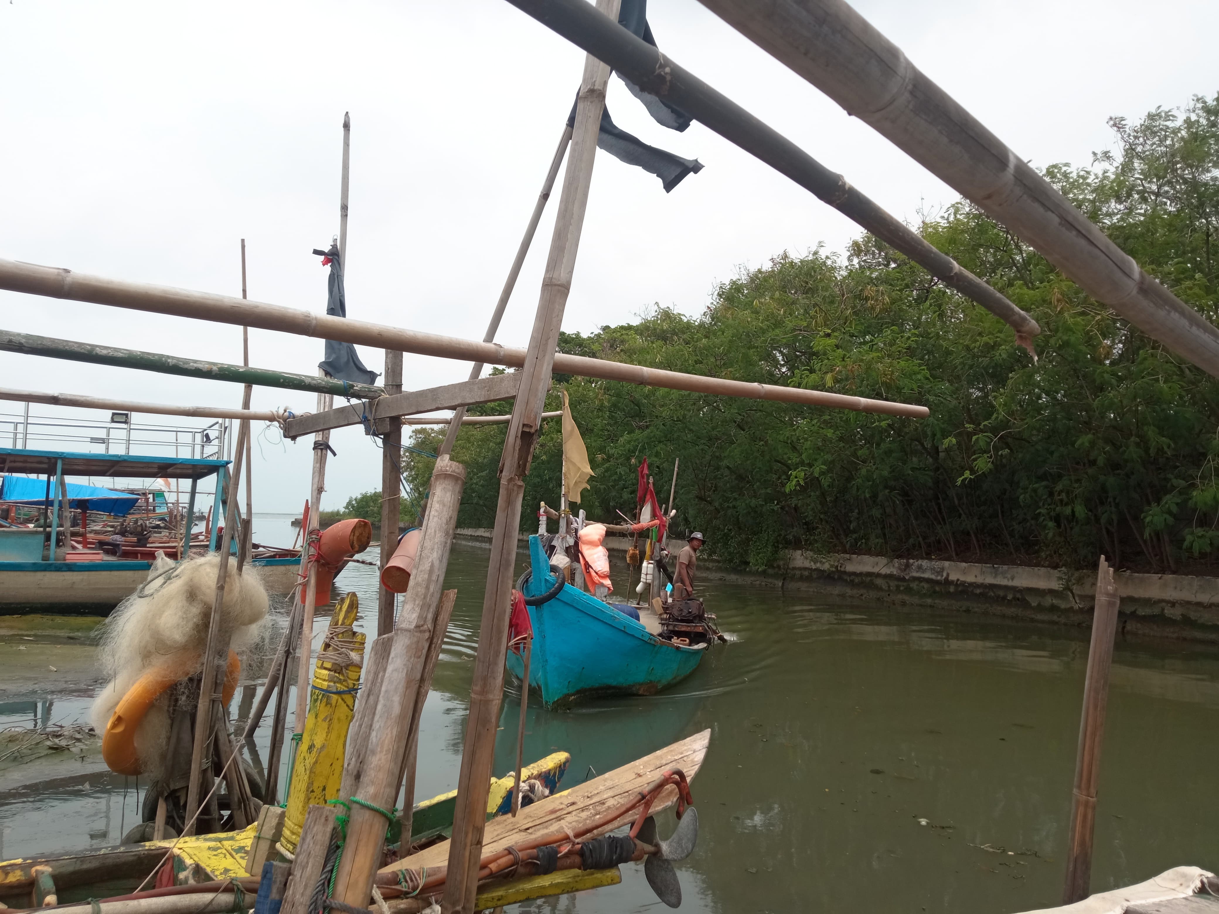 Cuaca Tak Menentu, Nelayan Pesisir Cirebon Enggan Melaut ke Tengah Laut