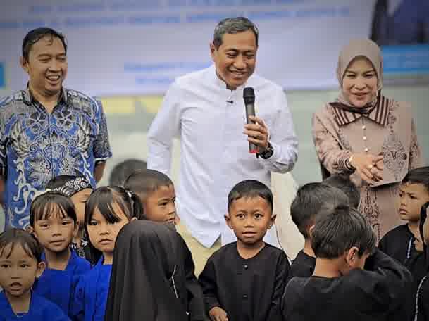 Akses Energi Berkeadilan, H Rokhmat Ardiyan Salurkan Program Listrik Gratis ke Kuningan