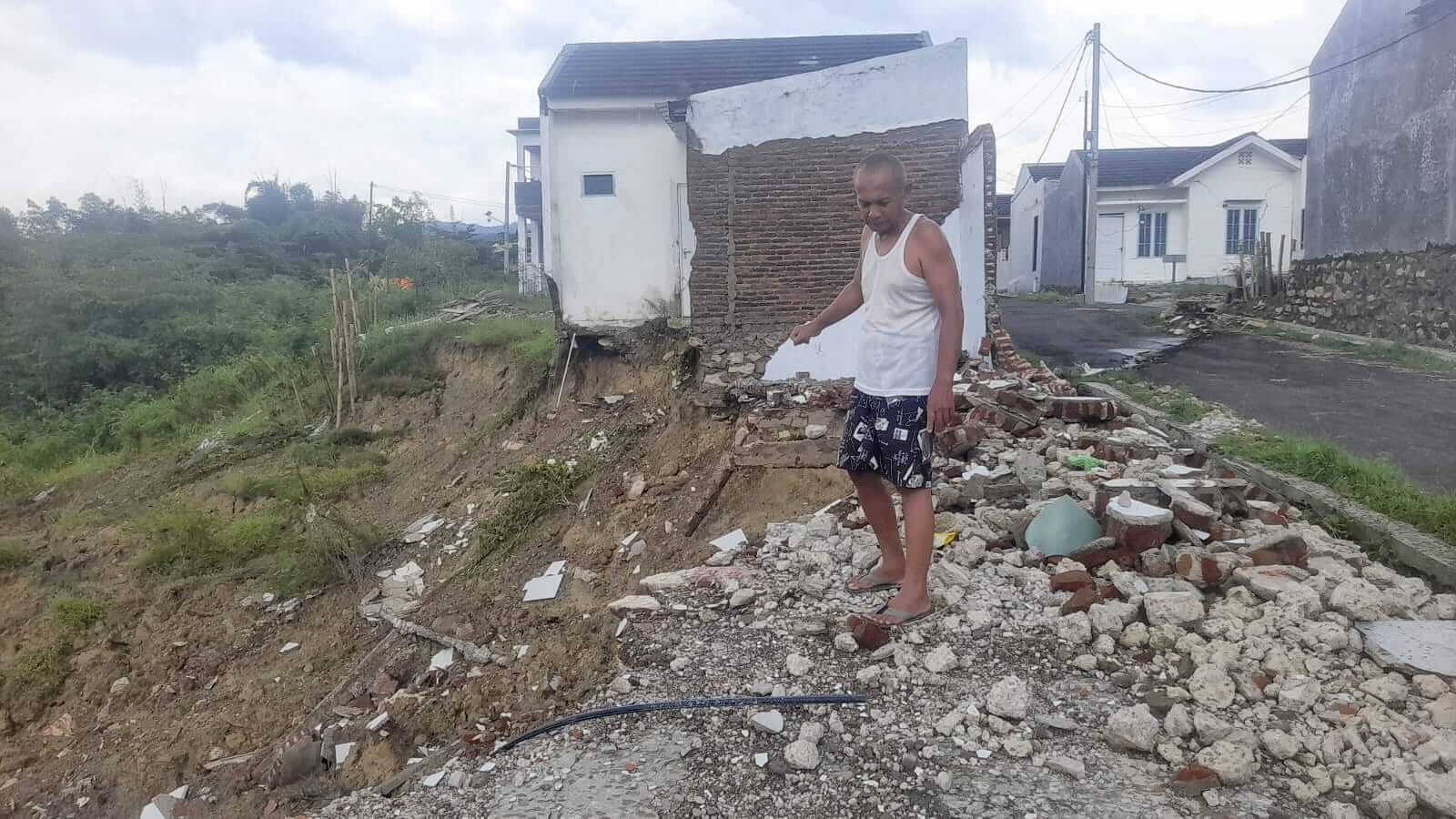 Puluhan Rumah di Komplek Drosia Retak, Warga Khawatir Longsor
