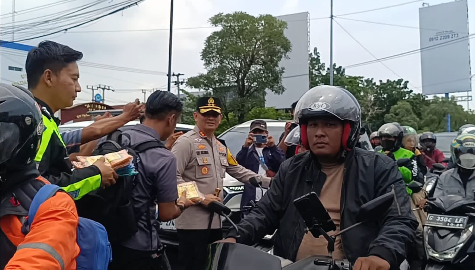 Simpang Pemuda Cirebon Dipadati Pemudik, Kapolres Cirebon Kota Bagikan Vitamin dan Jas Ujan