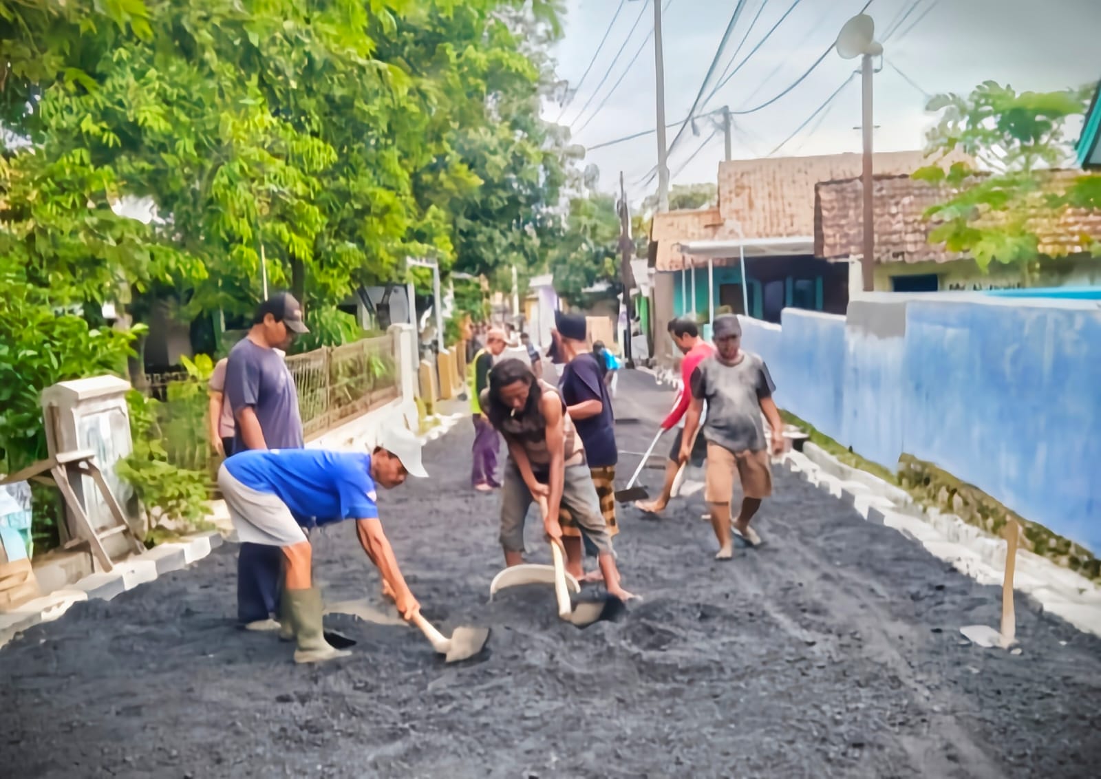 Tak Diperhatikan Pemerintah, Warga Desa Sampiran Swadaya Aspal Jalan