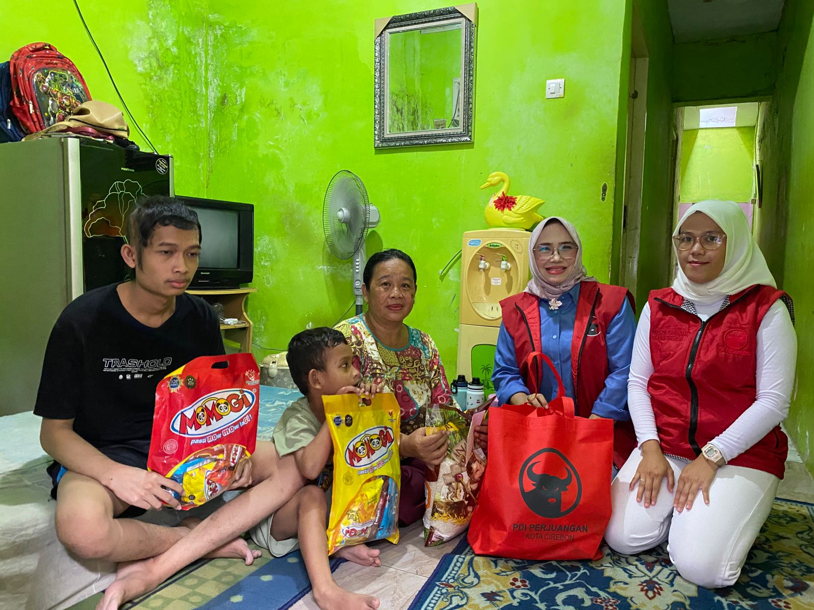 DPC PDI Perjuangan Kota Cirebon Bantu Anak Penderita Tumor