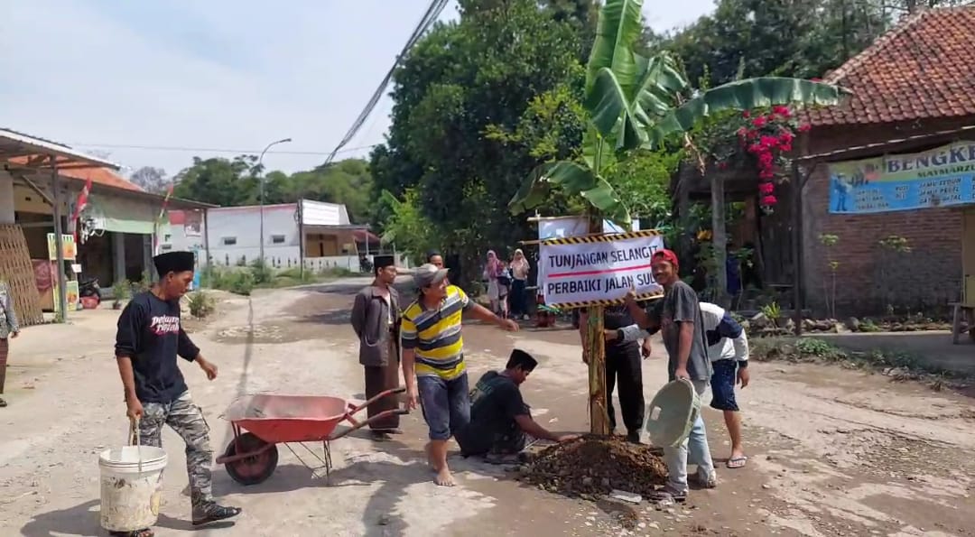 Warga Argasunya Mengeluh Jalan Rusak di Kali Lunyu: Banyak Korban Berjatuhan