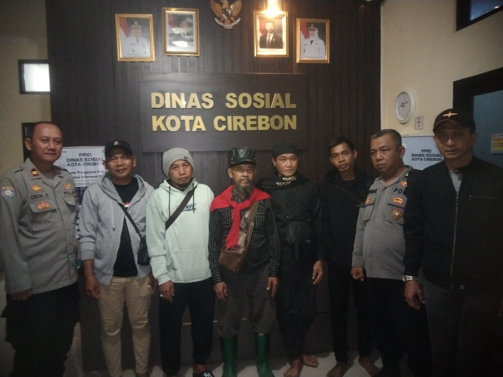 Lurah Harjamukti Jemput Warga Kota Cirebon yang Jadi Korban Bencana Alam Aceh di Dinas Sosial Kota Cirebon