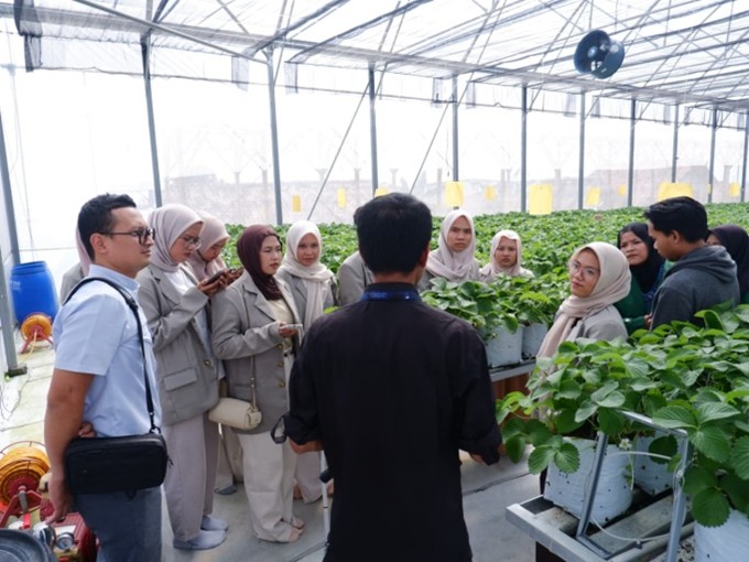 Mahasiswa Tadris Kimia UIN Siber Cirebon Integrasikan Enam Mata Kuliah dalam Kunjungan Industri ke Bandung