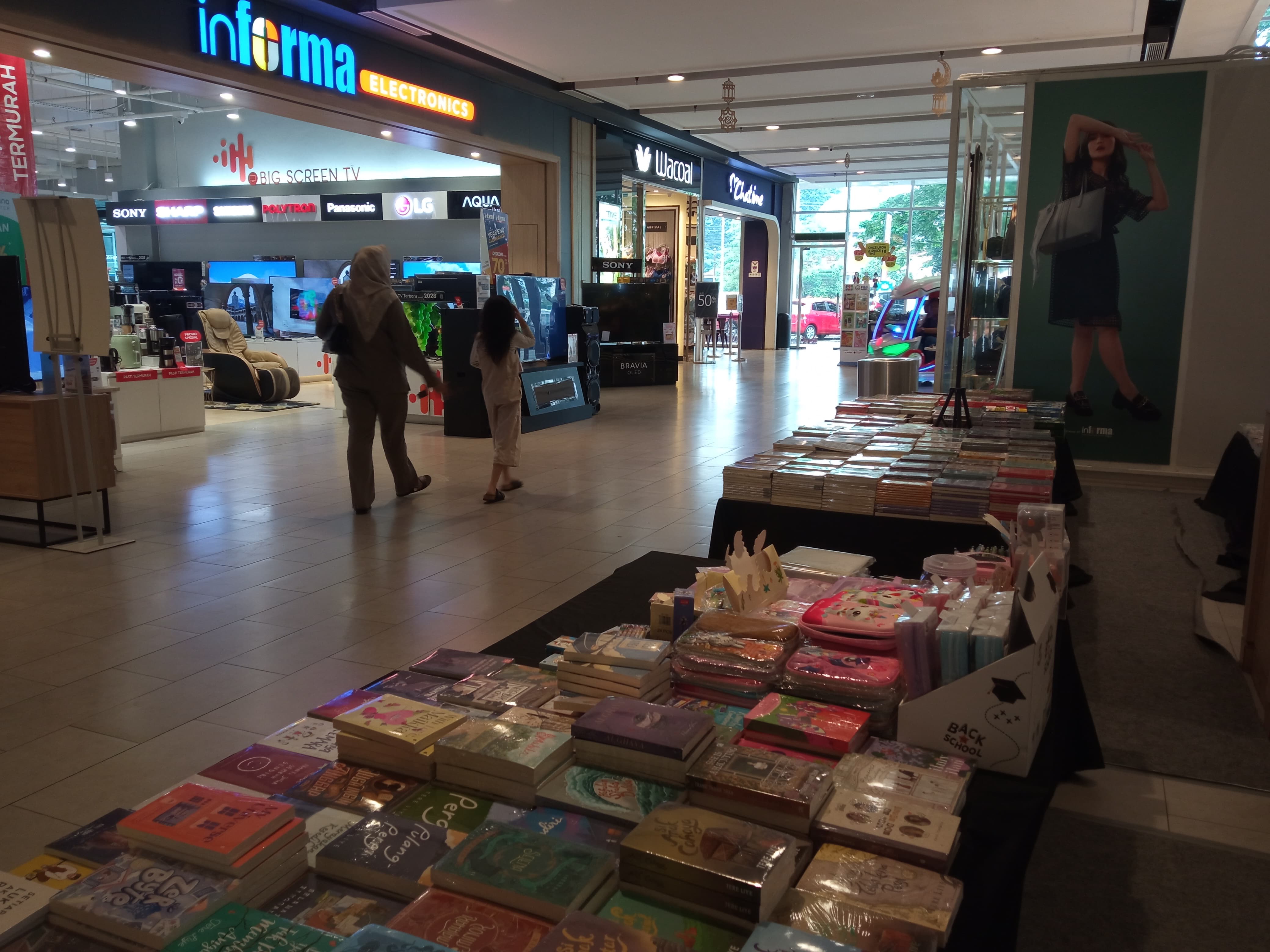 Pasar Literasi di Cirebon Tawarkan Buku Berkualitas dengan Diskon hingga 90% di Pameran Buku Living Plaza