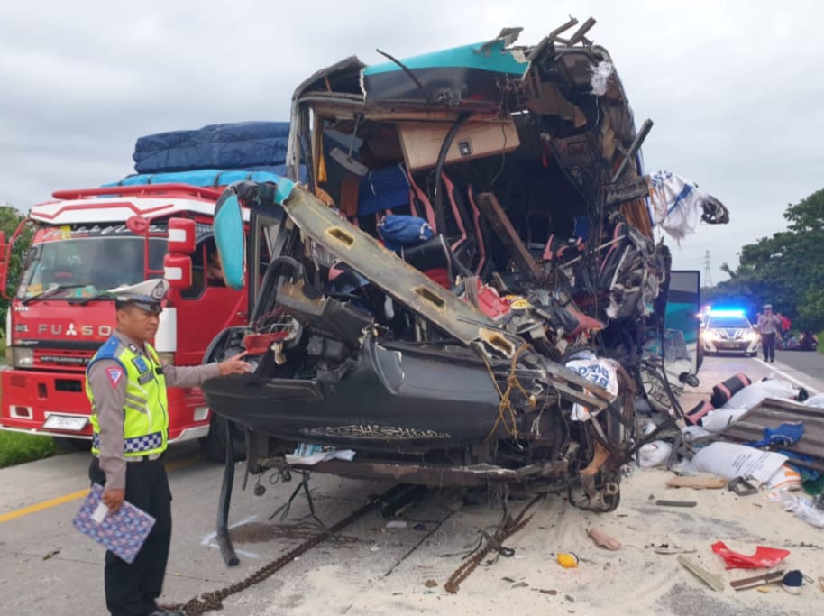 Bus Tabrak Truk Beras di Tol Cipali, 5 Korban Meninggal Dibawa ke Cirebon
