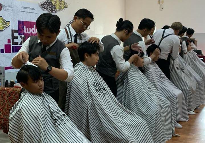 Pelajar Tak Bisa Sembarangan Ekspresikan Gaya Rambut, Redbox Barbershop Beri Solusi